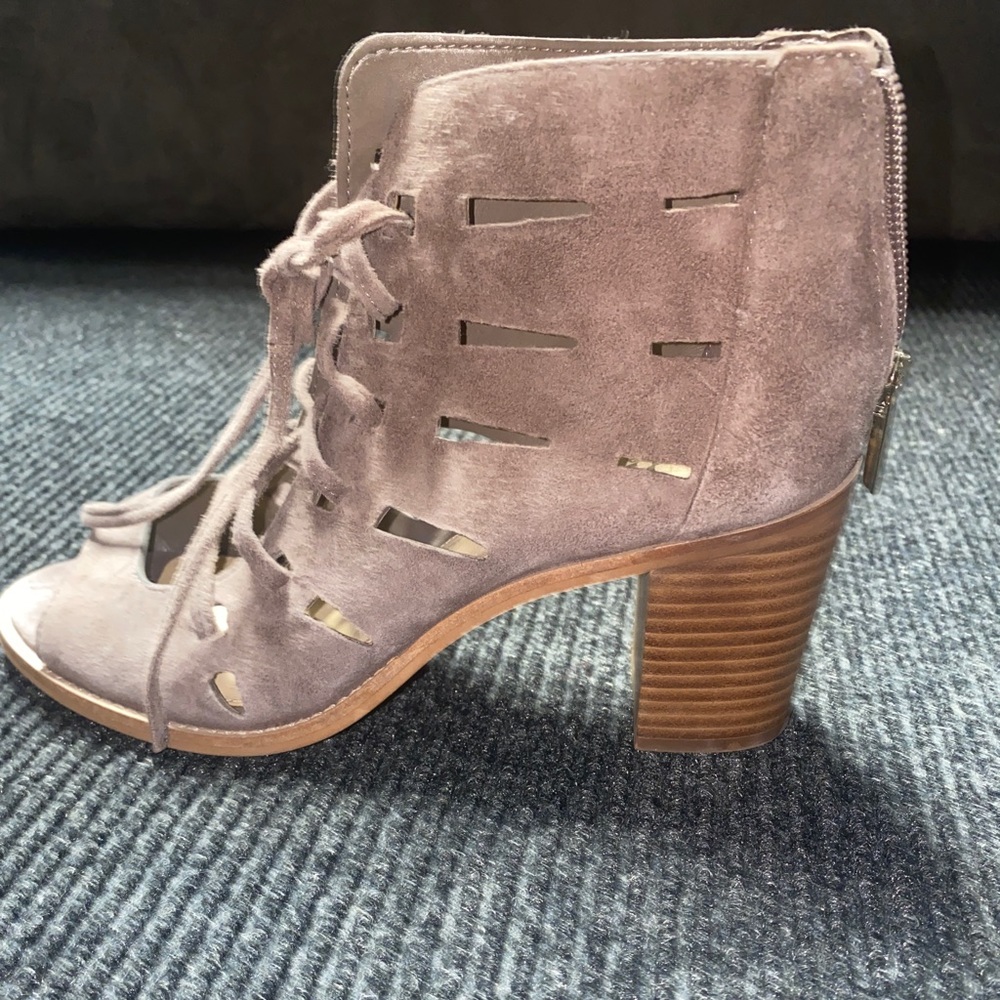 Vince Camuto Sandles